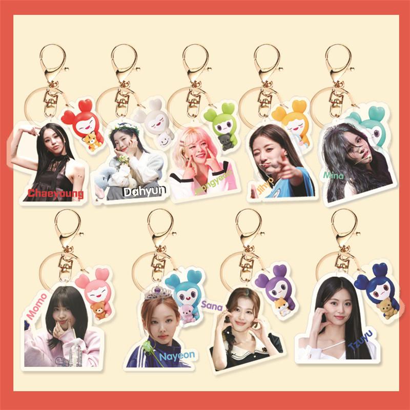 【タイプ】TZUYU/JEONG YEON/CHAE YOUNG/MINA/DA HYUN/MOMO/JI HYO/SANA/NA YEON【サイズ】約5cm【重量】20g【生地】合金+アクリル※ご注